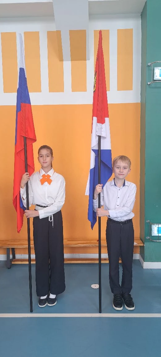 ТРАДИЦИЯ ПОНЕДЕЛЬНИКА 🇷🇺  Последняя учебная неделя четвёртой четверти и учебного года началась с тра