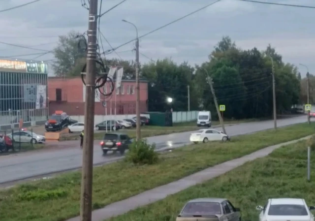 На улице Шаймуратова в Стерлитамаке легковушка в столб улетела.