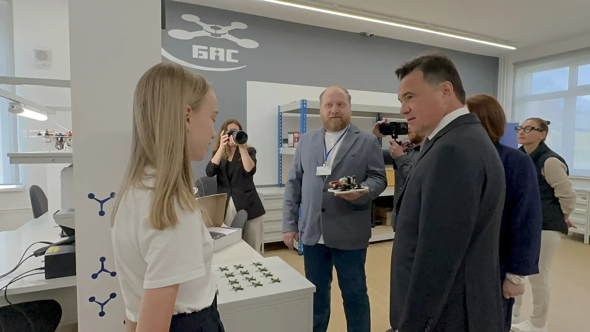 🚀 К нам приехал губернатор!  Сегодня в нашем кружке БАС (беспилотных авиационных систем) случился не