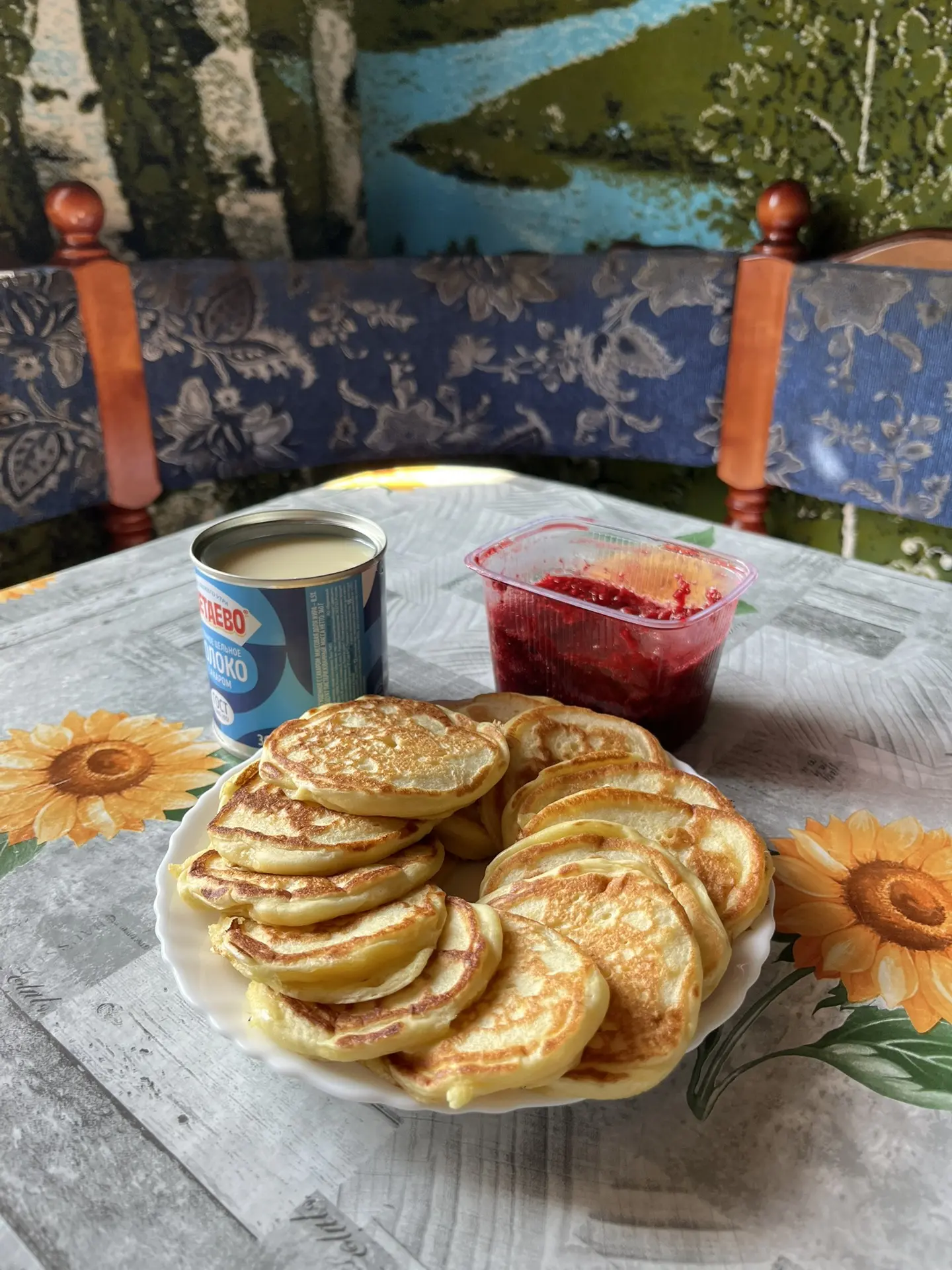 Завтрак традиционно уже оладушки🥰 дети любят. А деток сегодня дома много😍