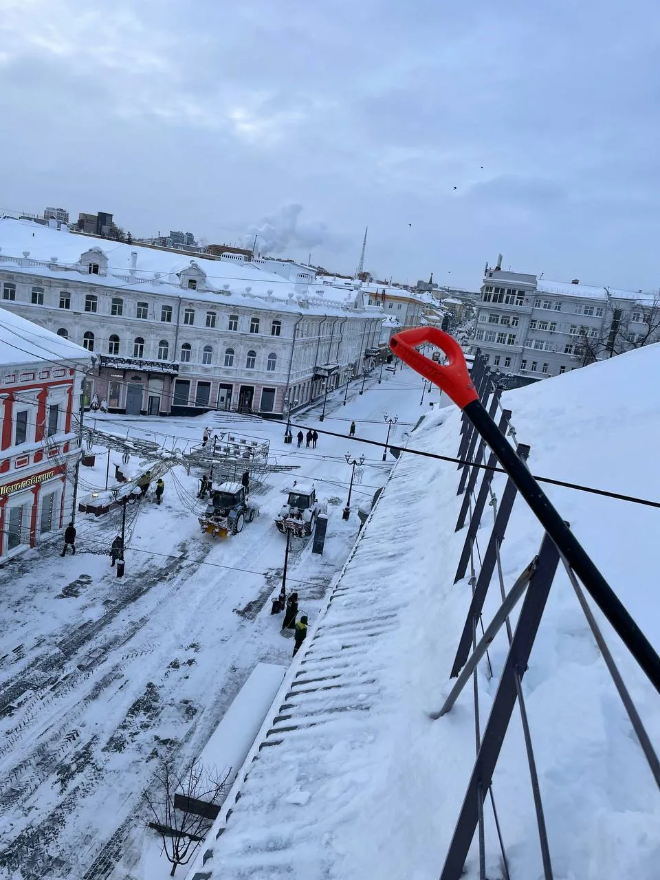 С самого раннего утра наши альпинисты проводят очистку кровель от снега, наледи и сосулек. 💪
