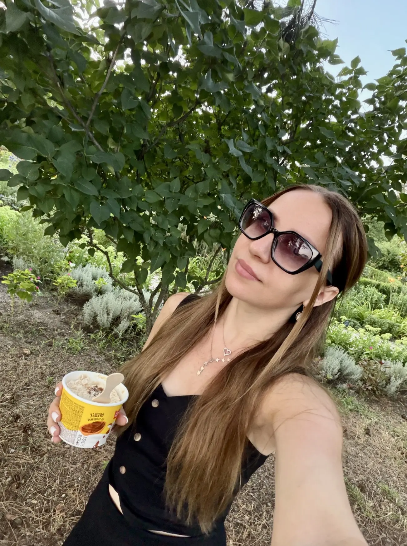 Наверное съела больше калорий, чем сожгла на прогулке🤭