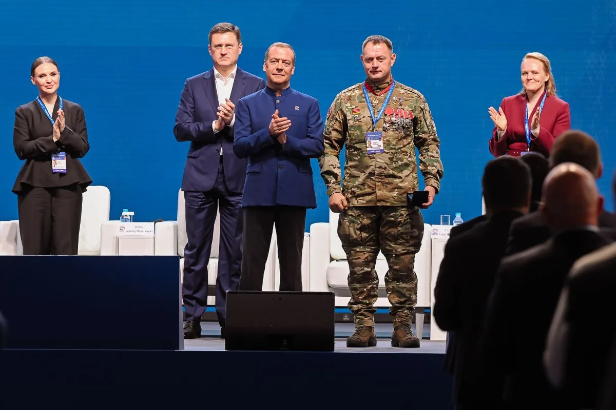 На итоговом форуме Единой России «Есть результат!» председатель партии Дмитрий Медведев лично вручил