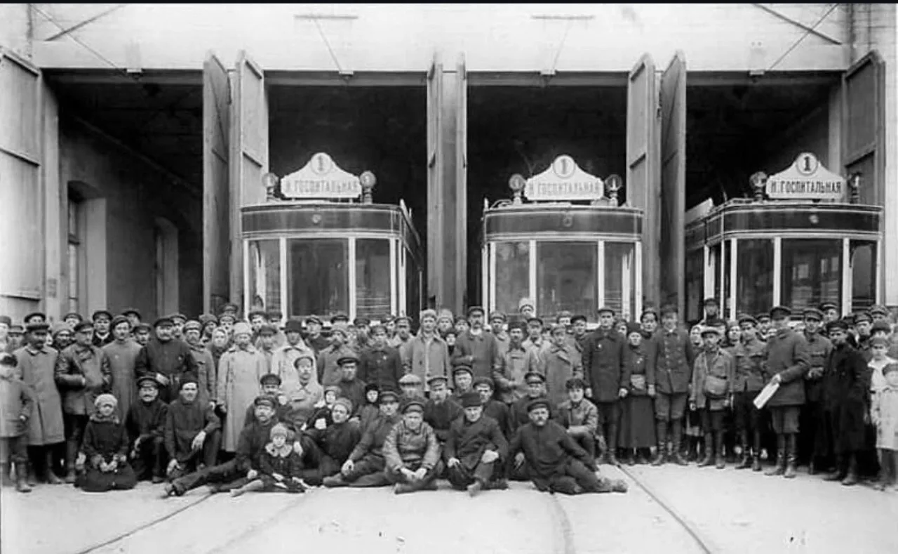 🚋 г. Симферополь. Трамвайный трест, 1924 год
📸 На фотографии — коллектив Симферопольского трамвайн