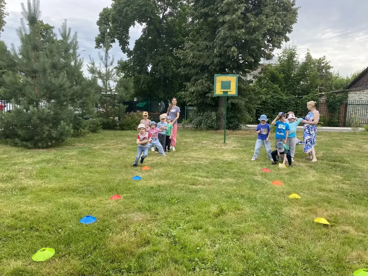 Снова любимая физкультура на спортивной уличной площадке 🥳 
Занятия на улице всегда проходят очень 