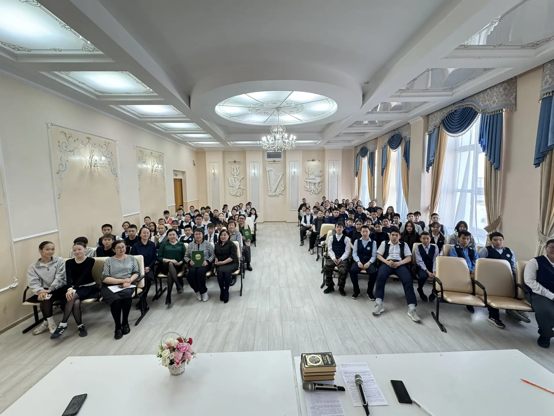 Үөрүүлээх сонун! Бу күннэргэ Варвара Васильевна Макарова "Чурапча на девяти холмах: пам...