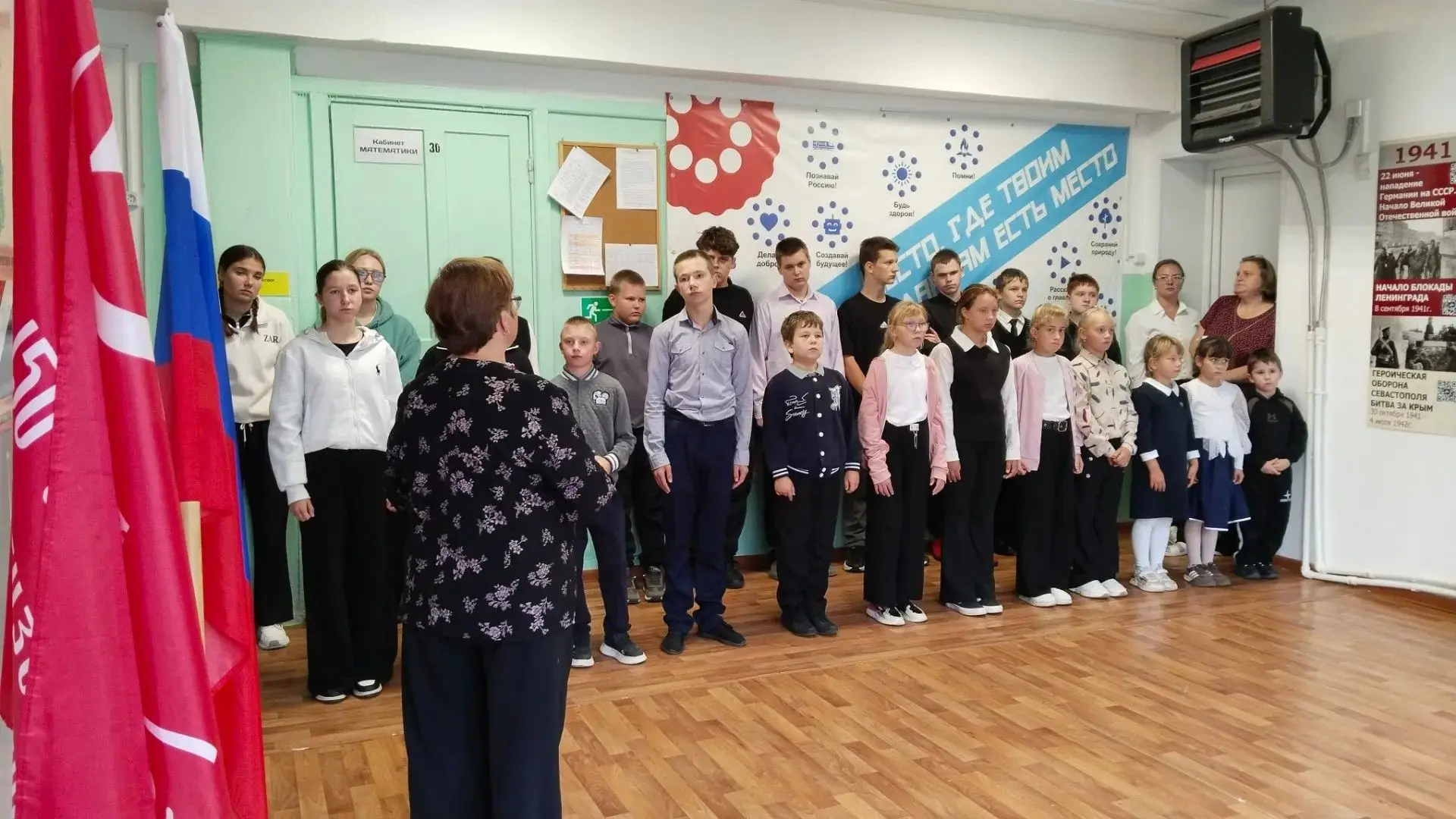 🇷🇺Сегодня в нашей школе прошла торжественная линейка, посвященная Дню воссоединения Д...