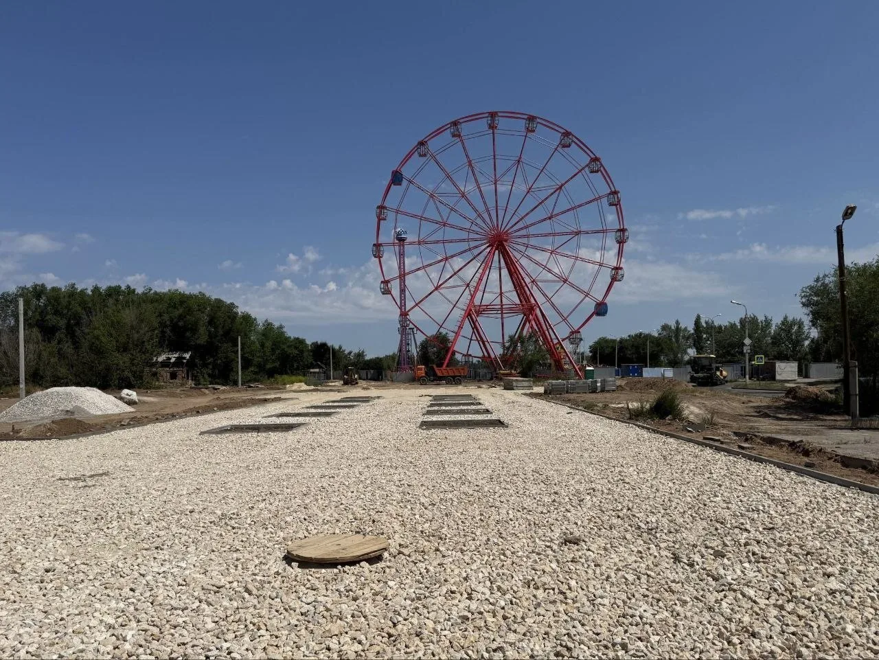 В парке, расположенном вдоль бульвара Энгельса, стартовали работы по благоустройству.