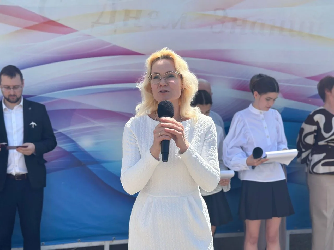 ПОЗДРАВЛЯЕМ!  ✏️Сегодня свой день рождения отмечает самый лучший и дорогой директор нашей школы Акас