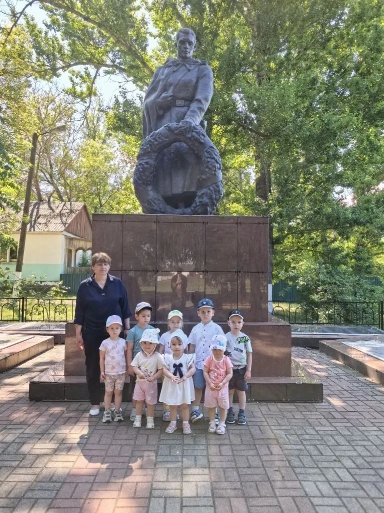 Младшая группа  детского сада «Лучик» Прелестненской школы отправилась на прогулку по родному селу. 