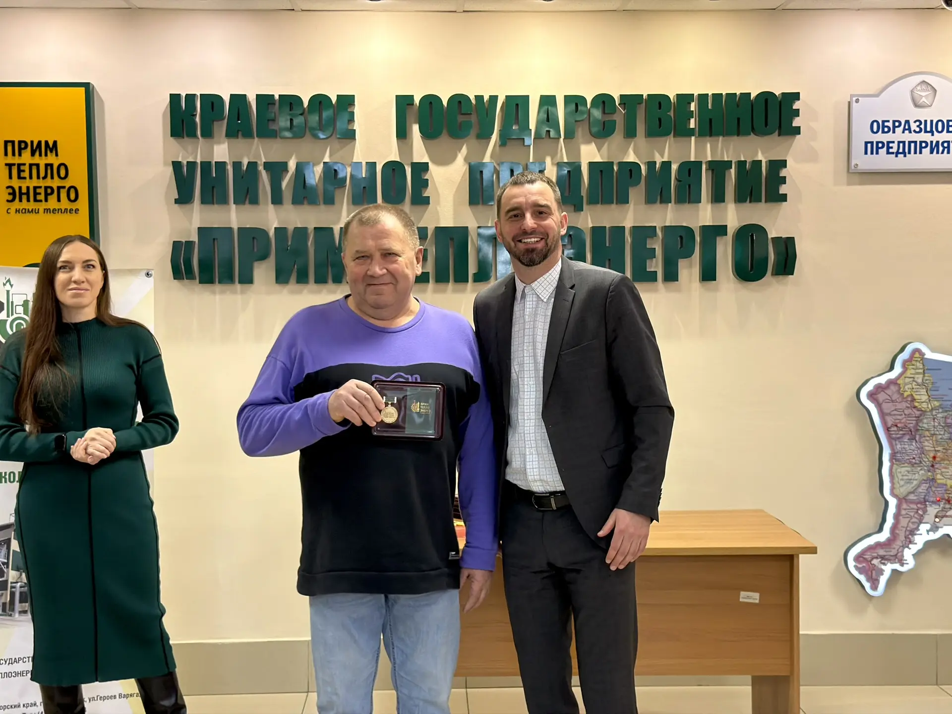 🎉 Генеральный директор  Примтеплоэнерго Вячеслав Бабич поздравил коллектив  Примтеплоэнерго с Днем р