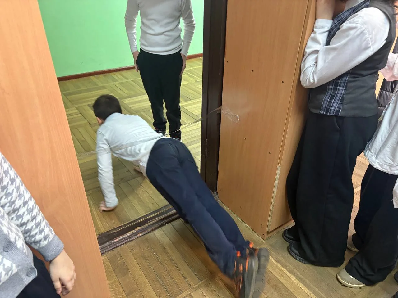 В 4 «Д» классе прошла увлекательная квест-игра «Секретная служба: Код Лидера»!  Девочки-агенты подго