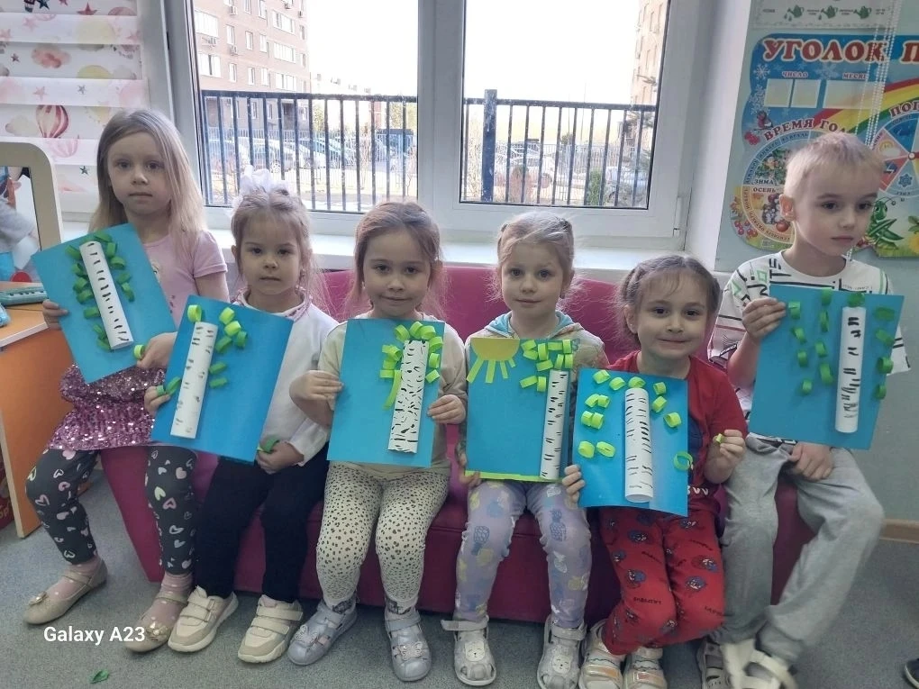В старшей группе прошло занятие по аппликации "Белая береза"  Ребята развивали мелкую моторику рук, 
