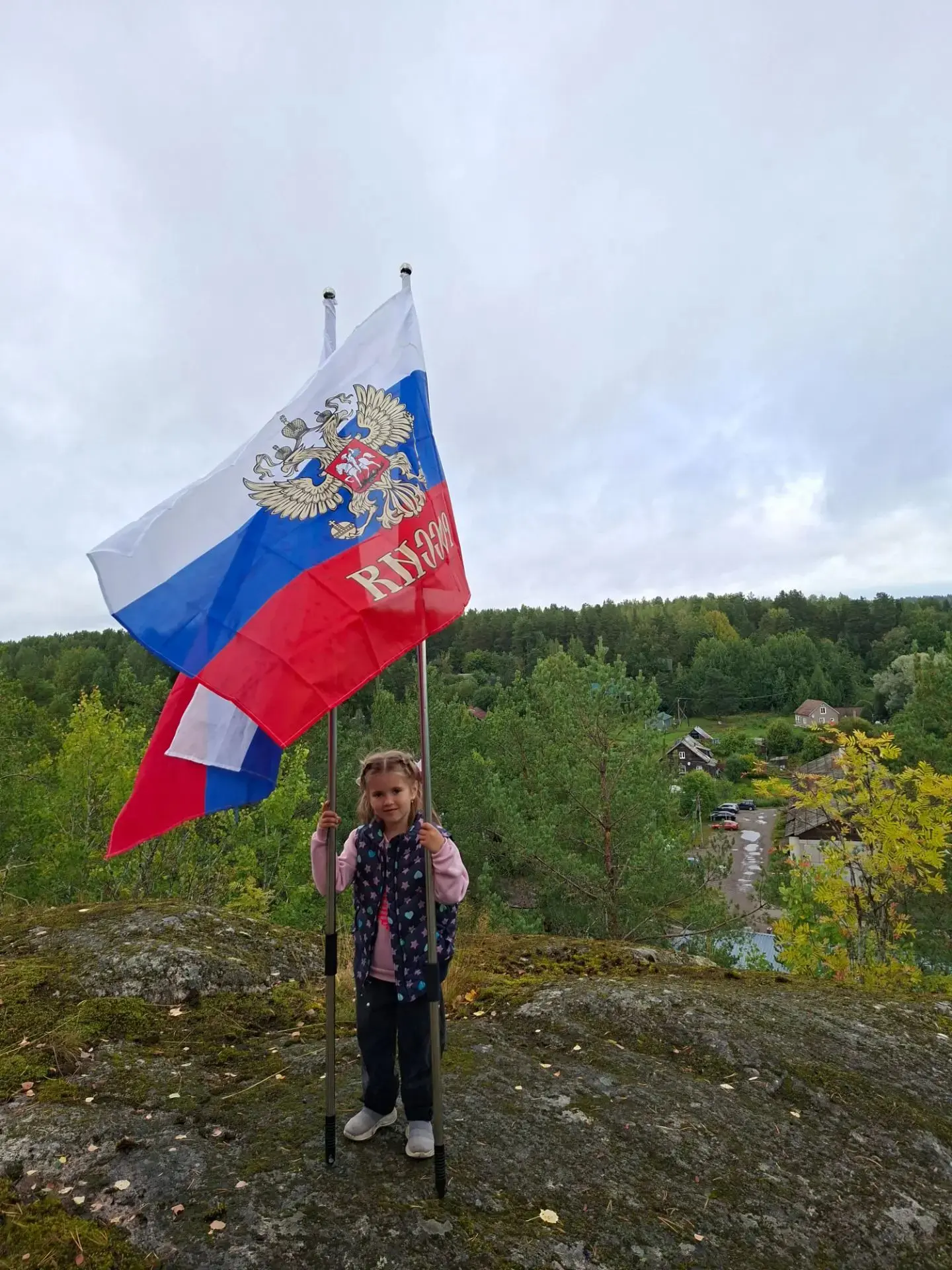 Завершает праздничную акцию "Мой флаг", приуроченную ко Дню государственного флага Росс...