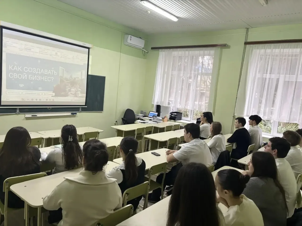 🌟 Неделя в нашей школе началась ярко! 🌟  Сегодня понедельник, и, как всегда, мы стартовали с традици