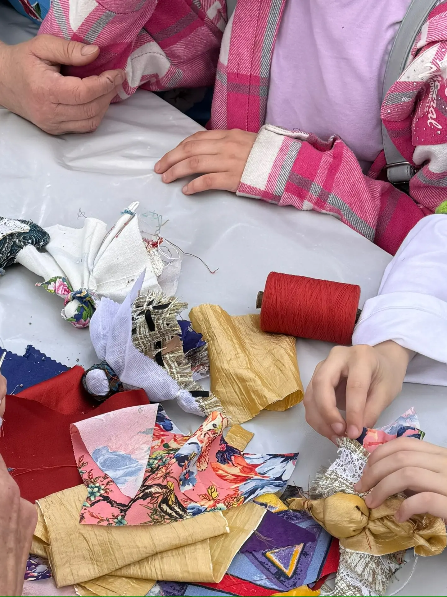 🕊В рамках праздничного фестиваля в Парке Победы педагоги художественного отделения про...