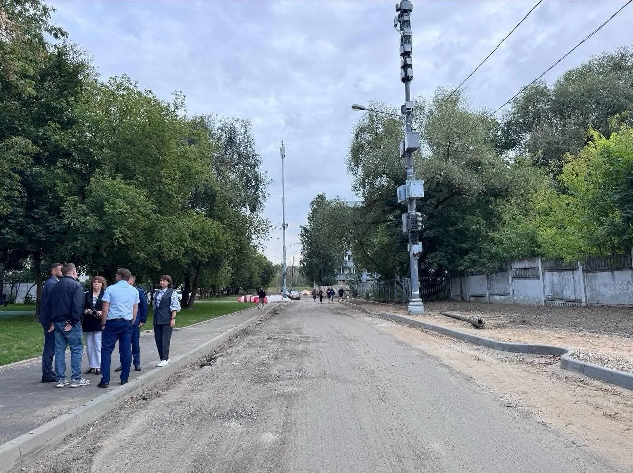 Дорогу к ЖК "Сказочный лес" продолжают обустраивать. Закончить работы должны в сентябре...
