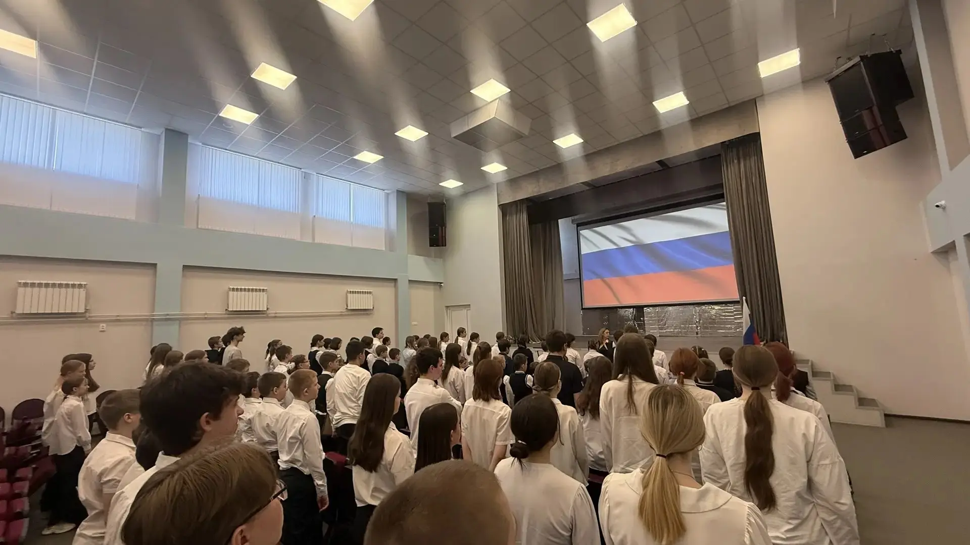 🎗Новая учебная неделя в нашей школе стартовала с особенного события – торжественной ли...