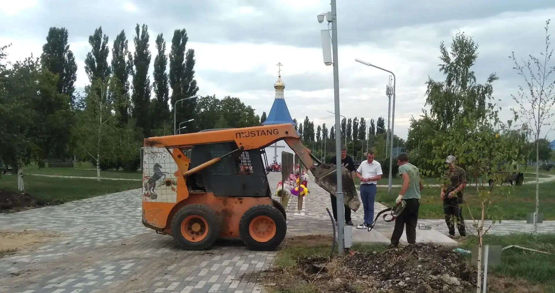 В станице Отрадной продолжается благоустройство Сквера Мира.   Сегодня рабочие приступи...