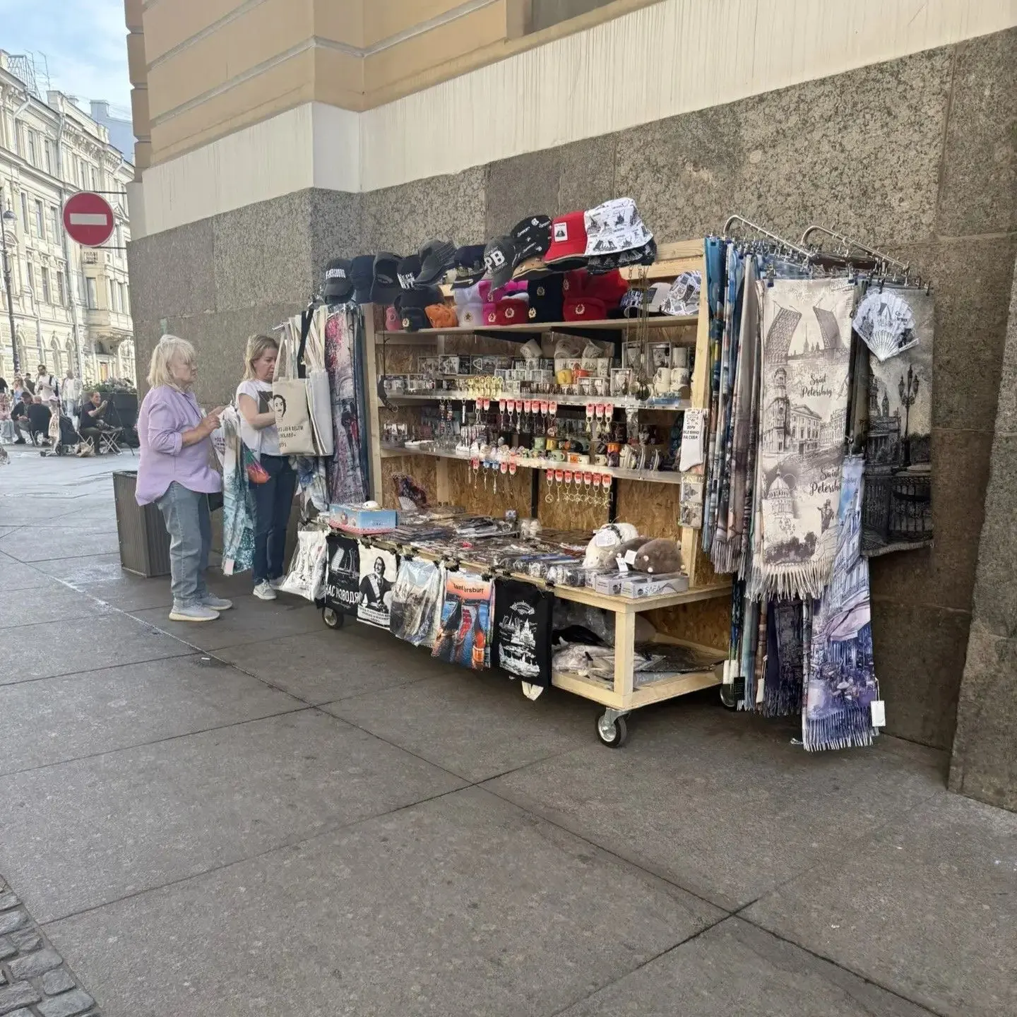 В Центральном районе продолжаются рейды, направленные на борьбу с незаконной торговлей и рекламой

В
