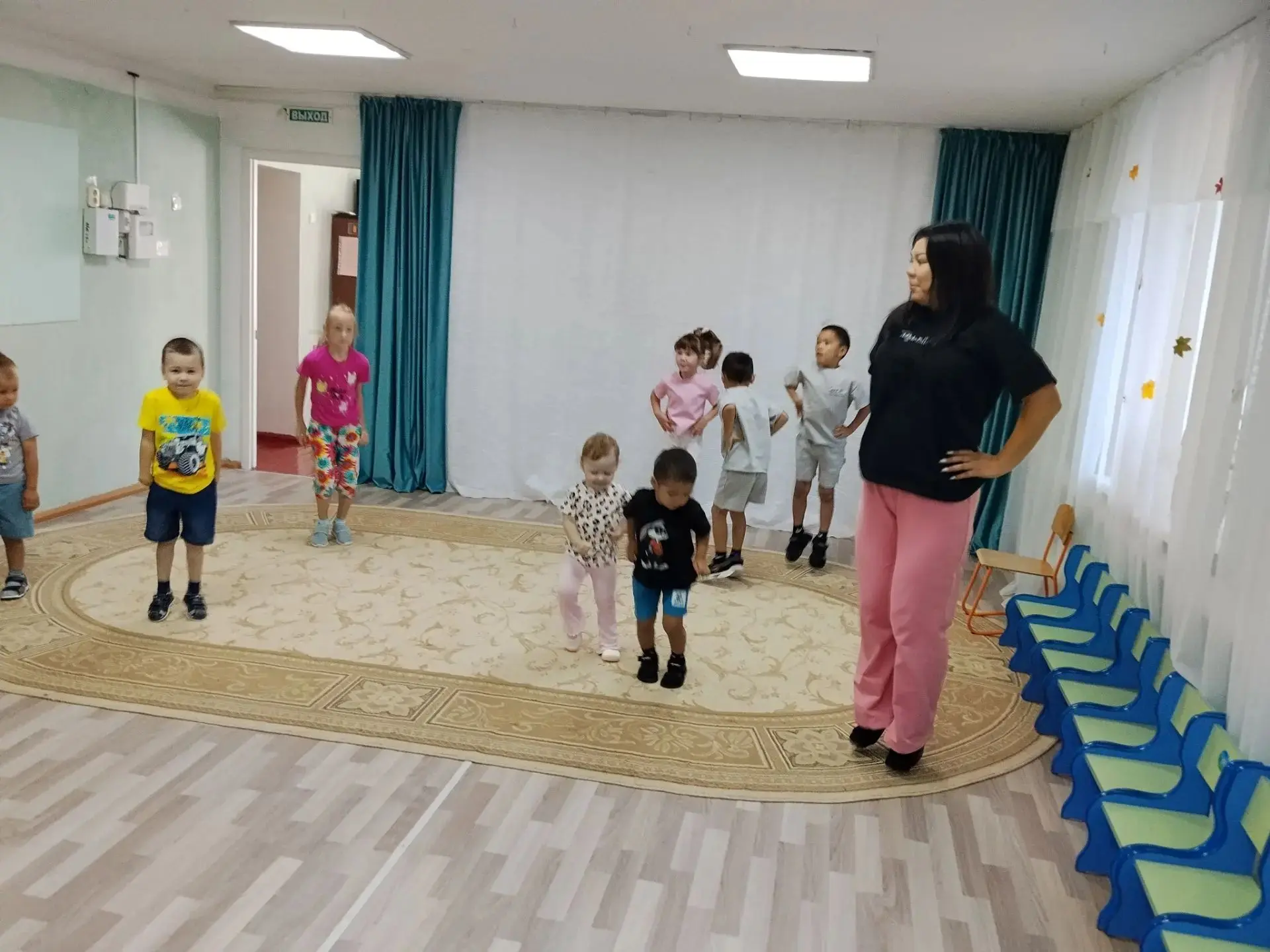 Сегодня в нашем садике утреннюю зарядку проводила мама наших замечательных мальчишек Жу...