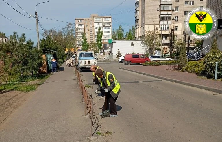 В Мелитополе продолжается благоустройство улиц  Сотрудники МКУ «Благоустройство» очистили бордюры и 