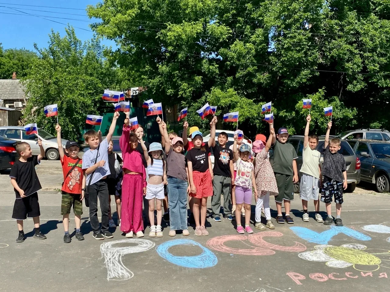 🇷🇺Праздник в Смурском переулке

В мини-сквере было шумно и многолюдно — ребята отмечали День Росси