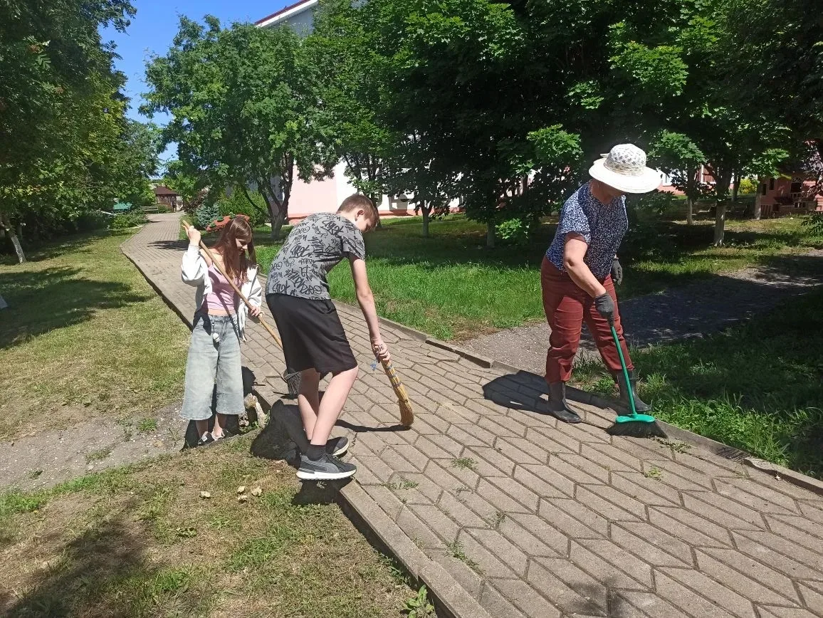 Трудовой десант в действии! 
Сегодня воспитанники нашего 
лагеря труда и отдыха вышли на уборку школ