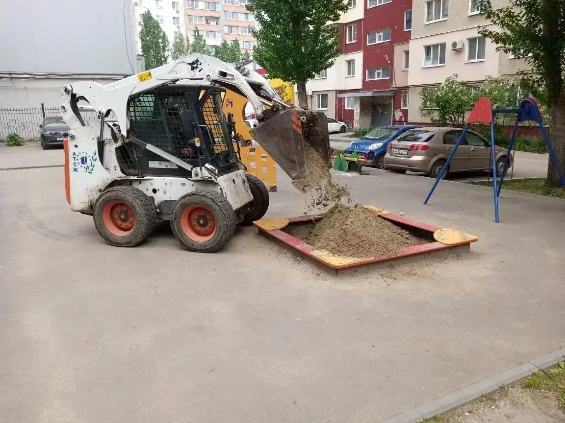 🚚 По заявкам жителей осуществлён завоз песка в песочницы на детских площадках по следу...