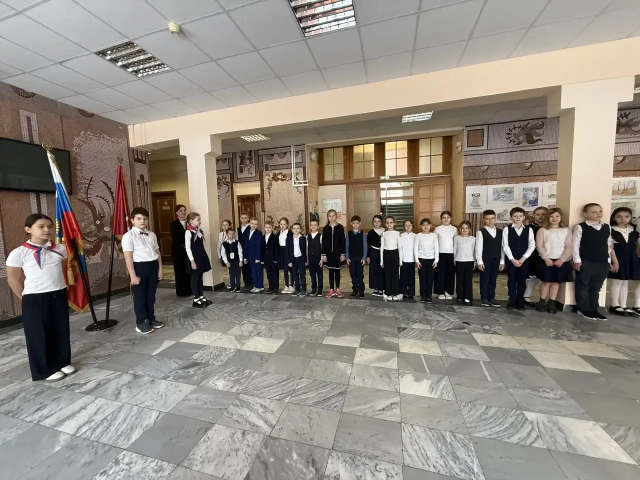 🇷🇺Понедельник в школе традиционно начался с  церемония поднятия Государственного флага и исполнения 