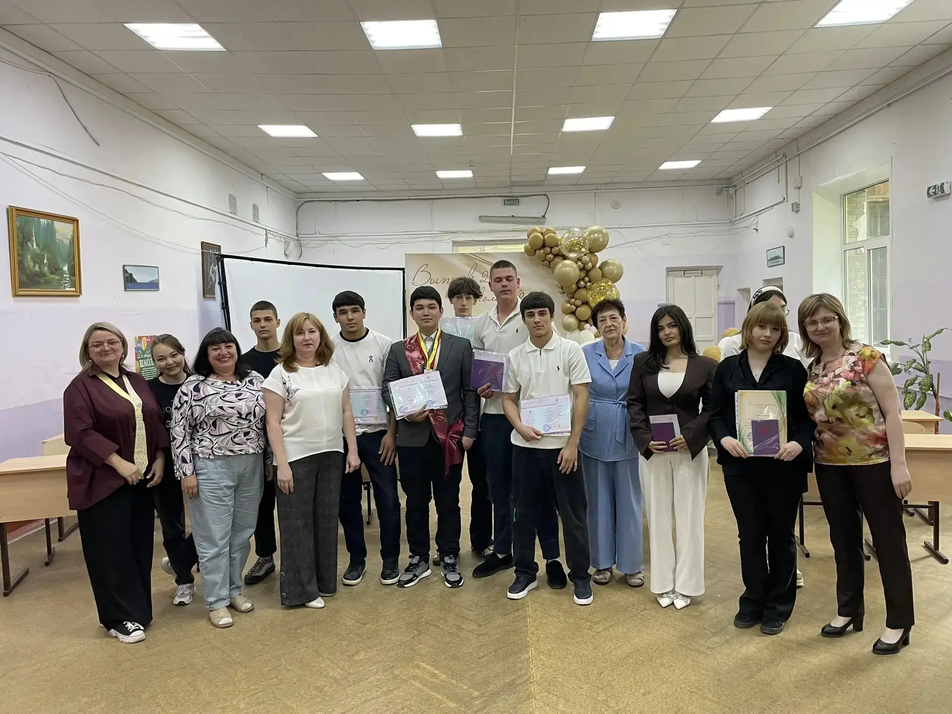 Сегодня ещё одна группа наших девятиклассников получила аттестаты! Дорогие выпускники, сердечно позд