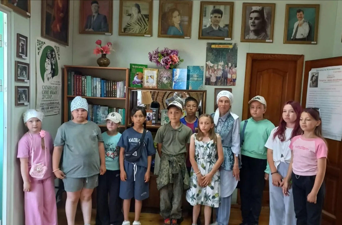 Бүген, 15 нче июнь көнне Акхуҗа урта мәктәбе лагерь укучылары һәм  укытучылары Сара  Садыйкова музее