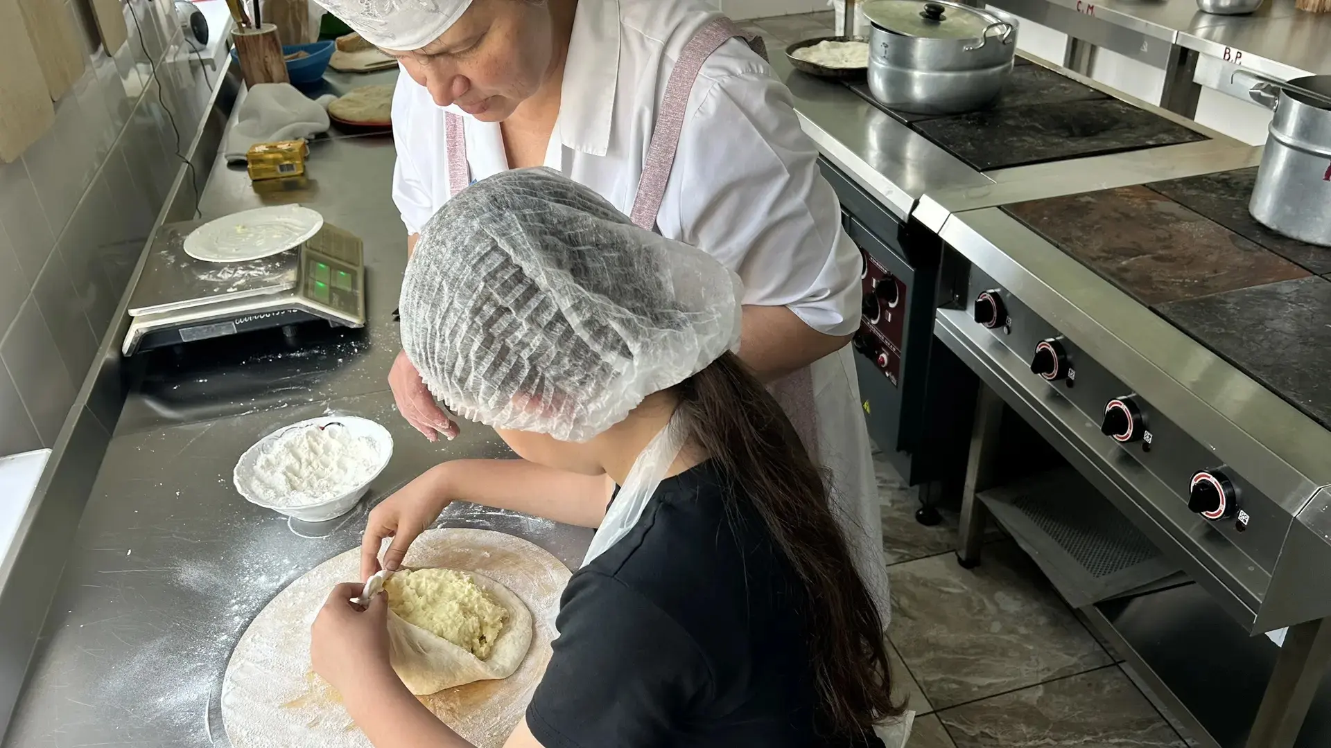 🍴 С пылу, с жару! Сегодня в нашем лагере царила настоящая магия кулинарии.

Под руководством Калоев