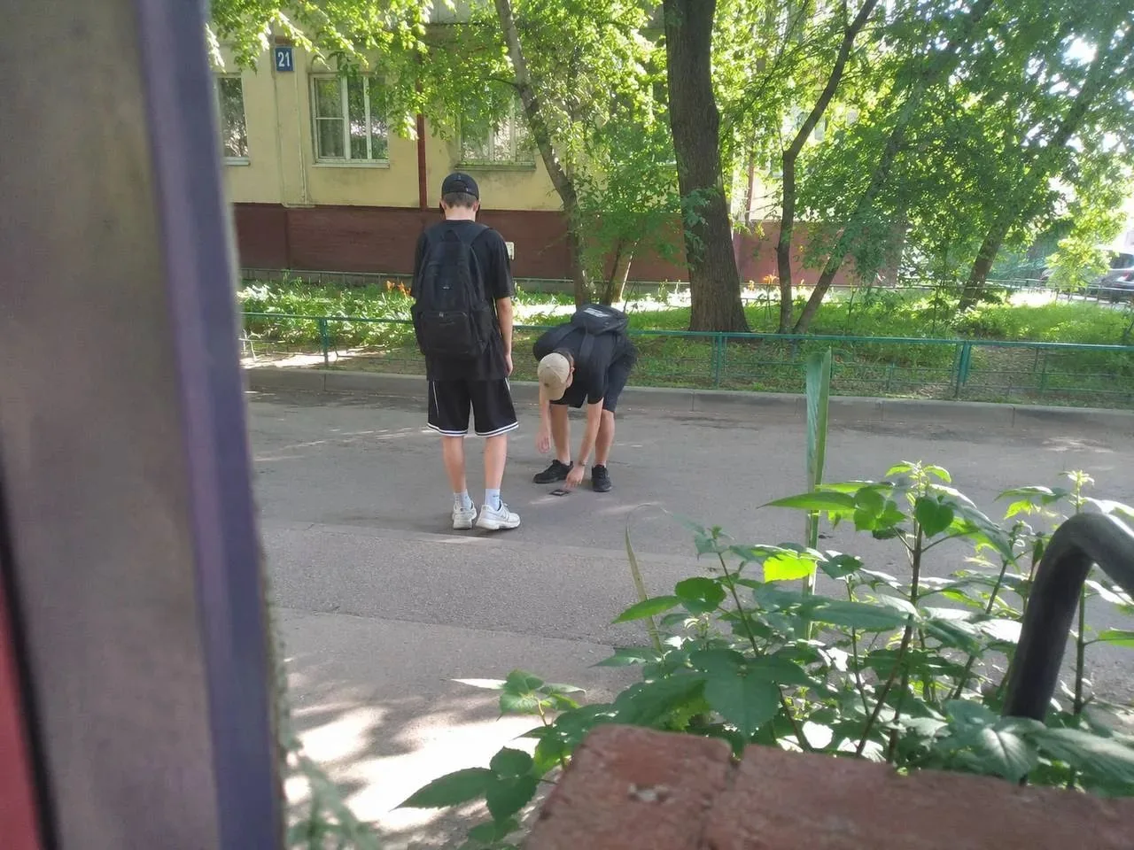 Нашёл карту — сел в тюрьму: горький урок для подростка. 

В Уссурийске 14-летний парень рискует оказ