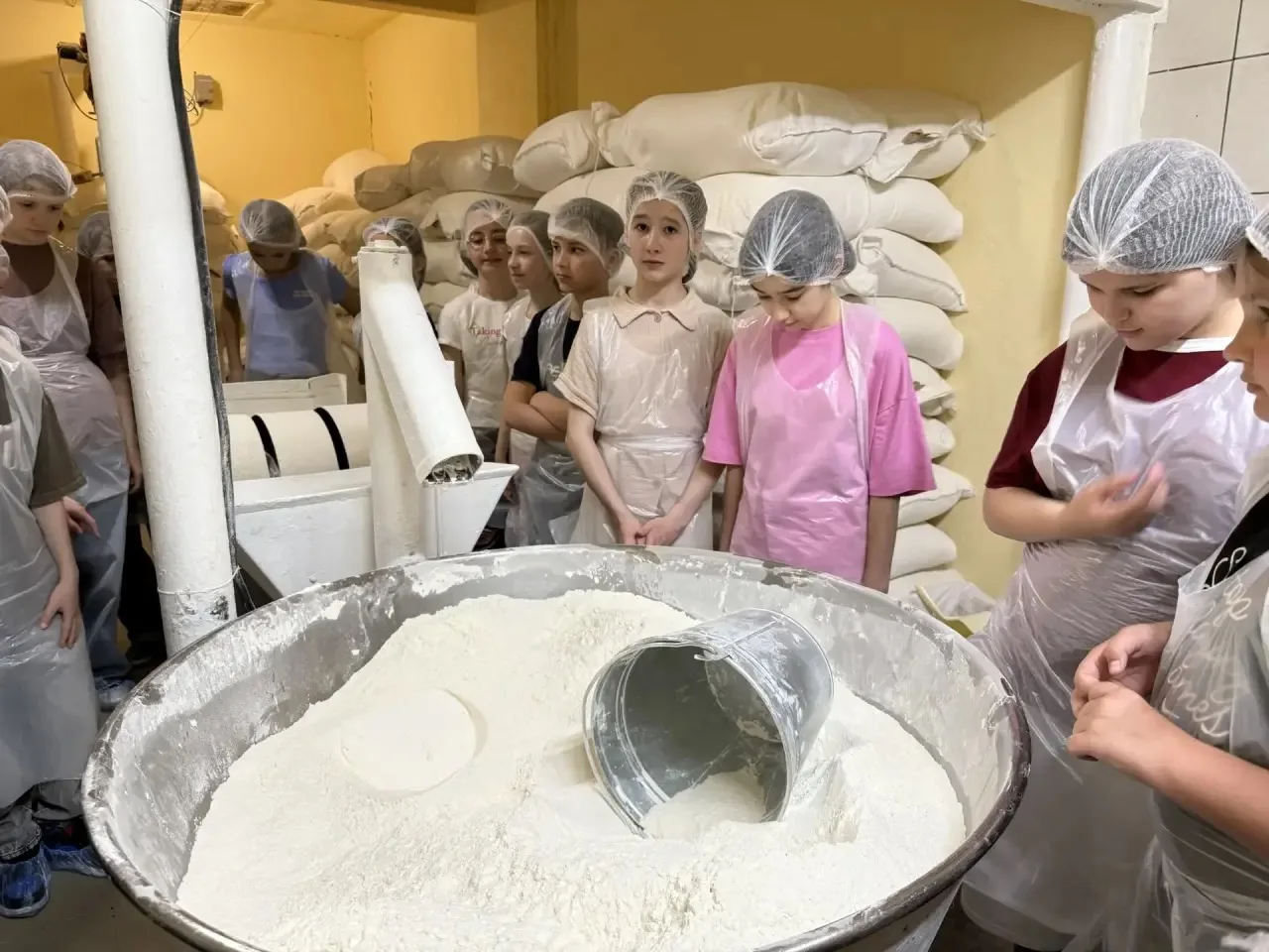 🍞✨ 7 мая 4 «Г» класс побывал на экскурсии «Чубовский хлеб» ✨🍞  Вместе с классным руководителем и род