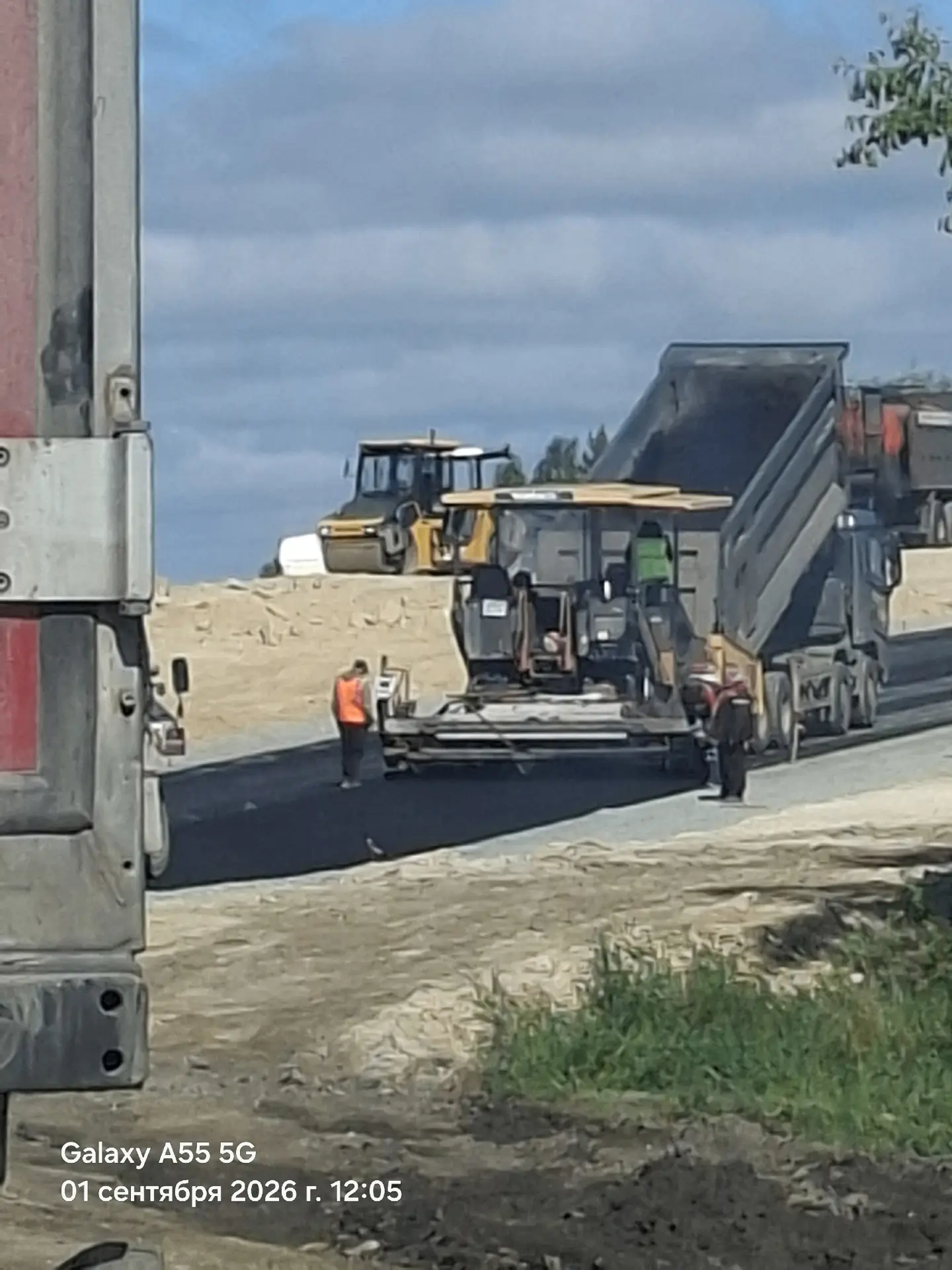 К хорошим новостям, на переезде в Логинова начали укладку асфальта.