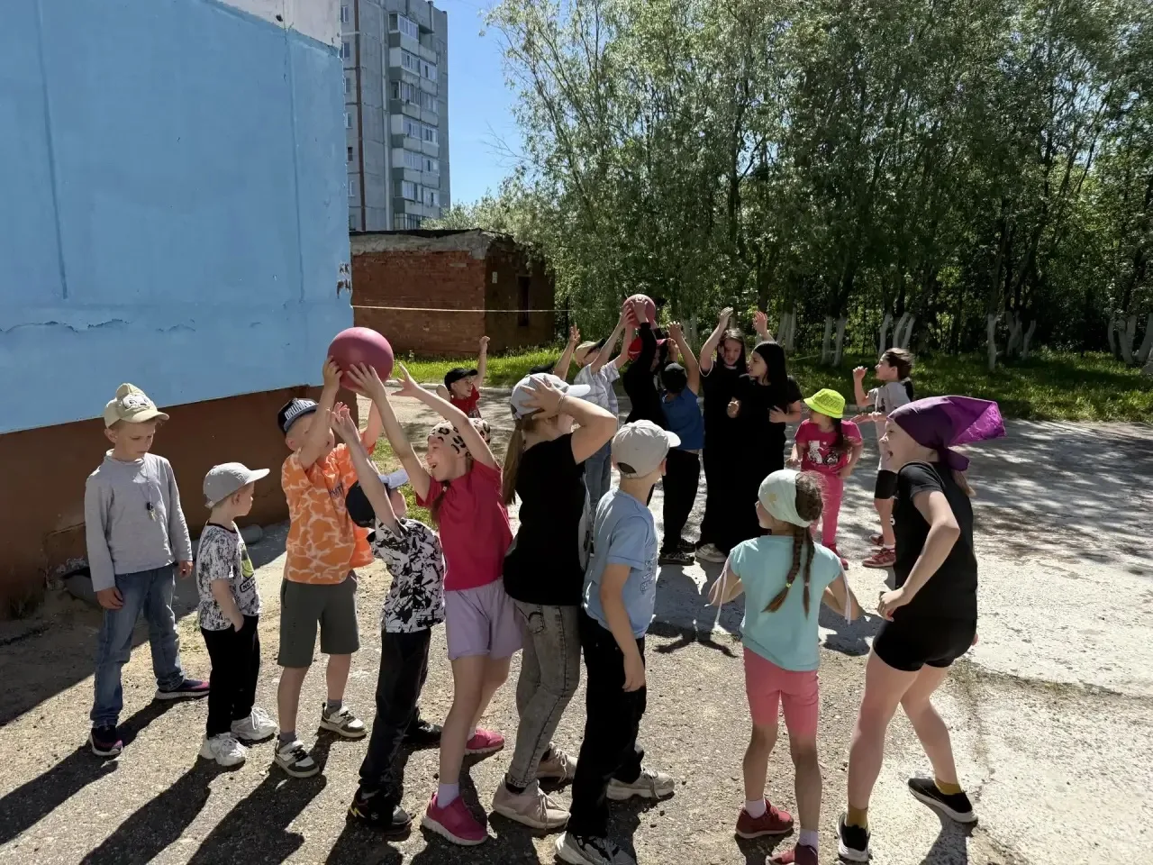 Сегодня у нас снова ни минуты свободной, ведь погода радует невероятным солнцем, а программа —  собы