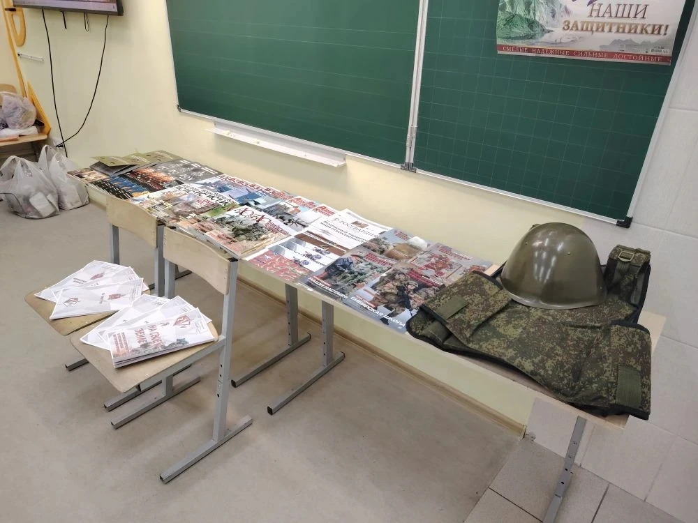 🎖️Урок мужества и силы духа 🎖️  В 3 «Б» классе прошла уникальная и важная встреча. К ребятам в гости