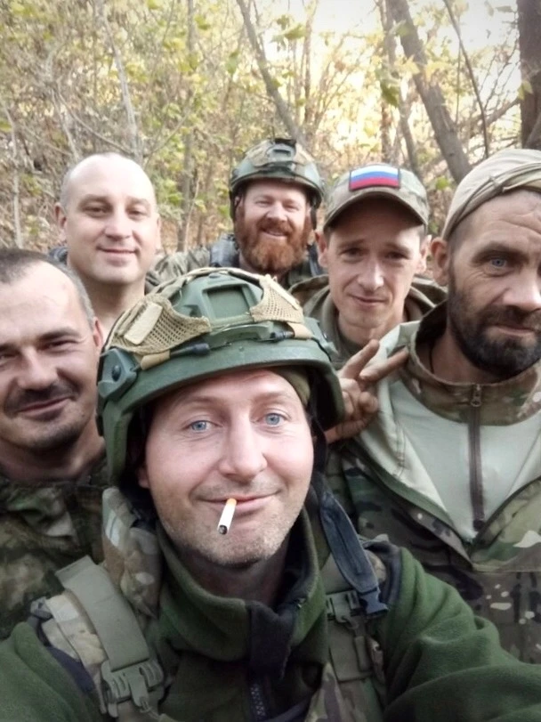 Вышли на перекур после получасовой таски груза до землянки 📦. Руки… — публикация канала «Поиск 🔍пропавших на СВО! "Боец Тебя ждут Дома"РФ Днр Лнр🔫»
