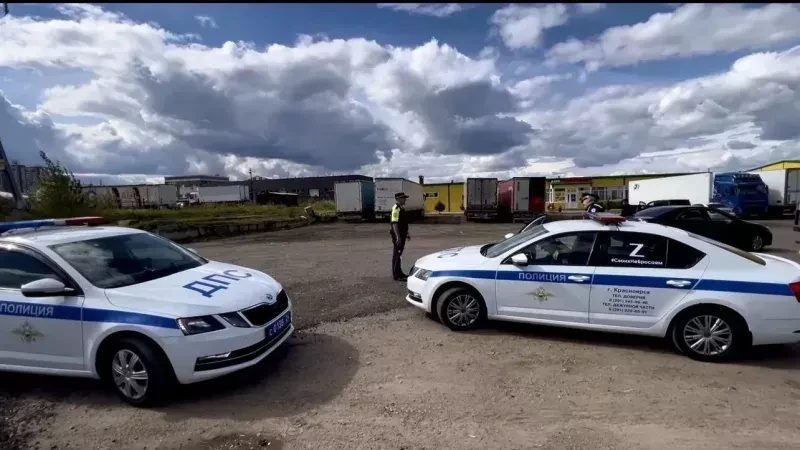 В Красноярске силовики на оптовом складе устроили облаву на мигрантов