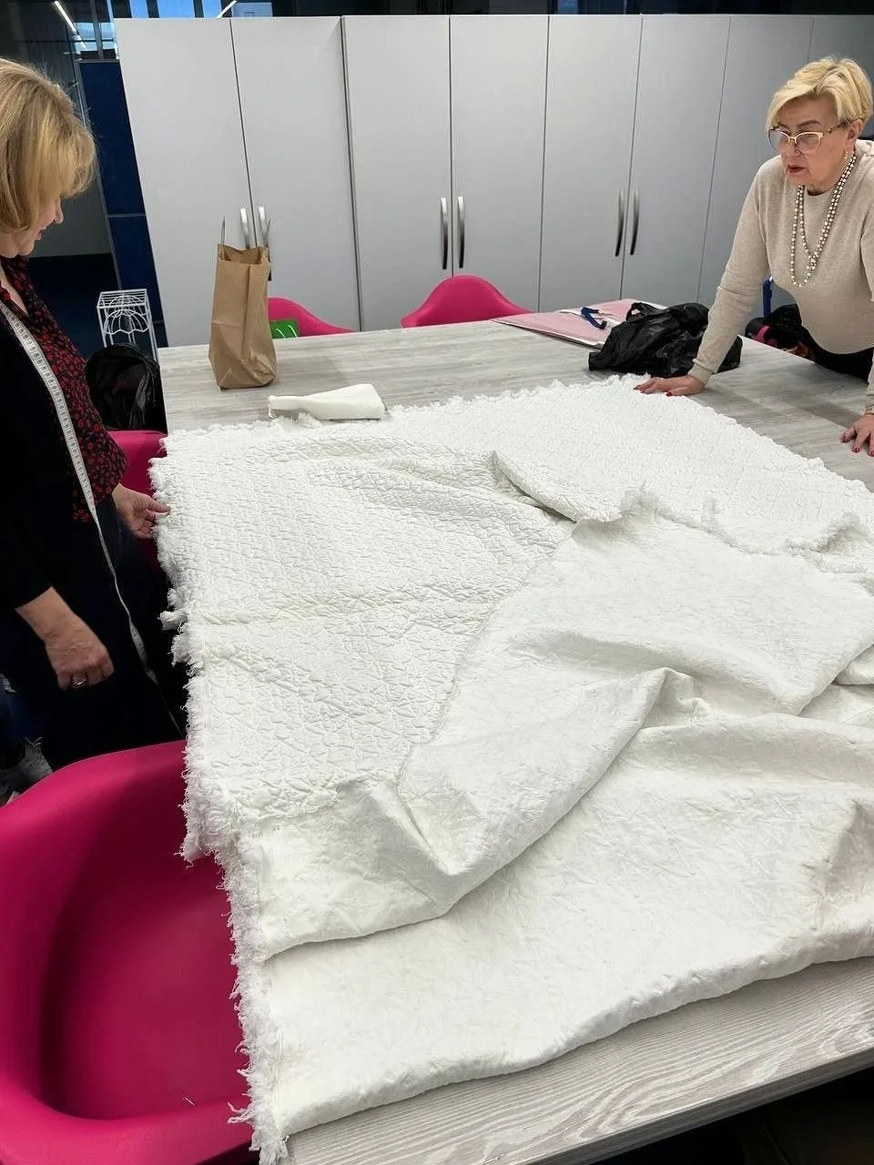 📍Ещё в прошлом году ученицы Творческой группы Светланы Хацкевич купили большой отрез красивого белог