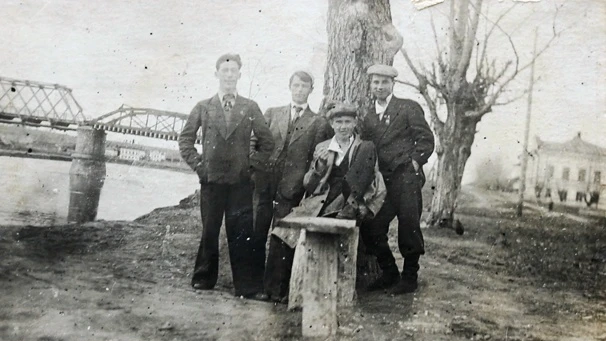 1939 год Кунгур, улица Свердлова. Друзья сделали снимок на фоне Иренского моста. В те в...