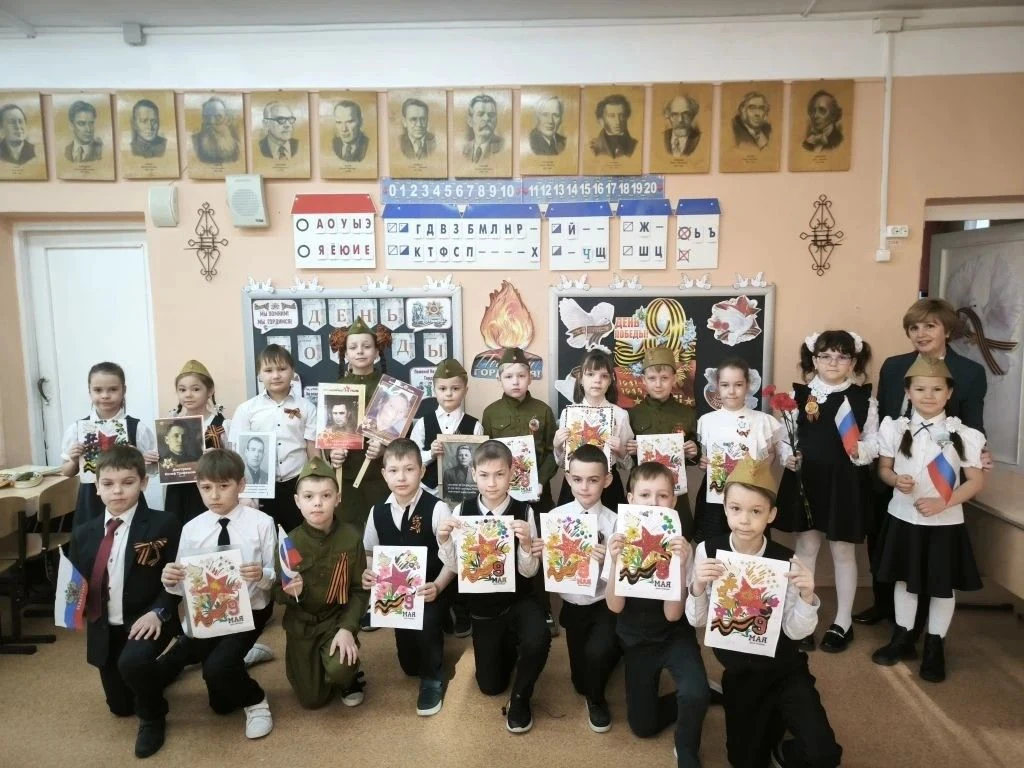 Сегодня в 1 «А» классе прошло мероприятие, посвящённое Дню Победы. Ребята читали стихи и рассказы о 