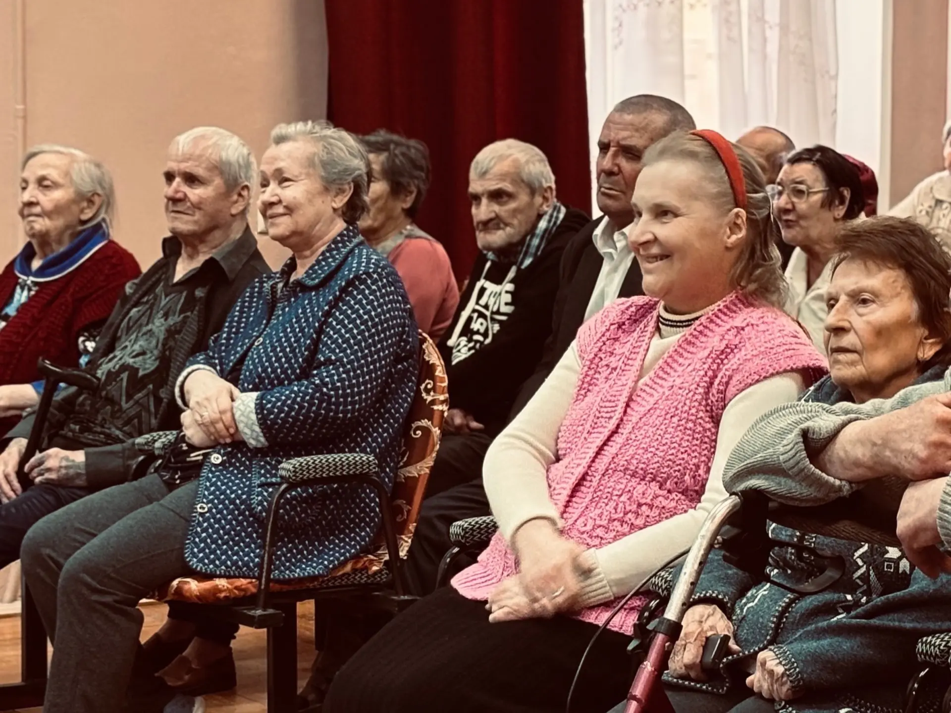 🕊️ Песни, память и тёплые слова: как прошёл концерт ко Дню Победы в Старооскольском доме-интернате д