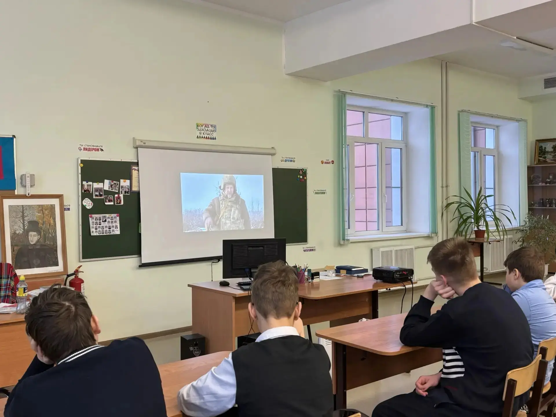 🇷🇺 Утро понедельника, 16 февраля, в нашем лицее началось с традиции: торжественная линейка, вынос фл