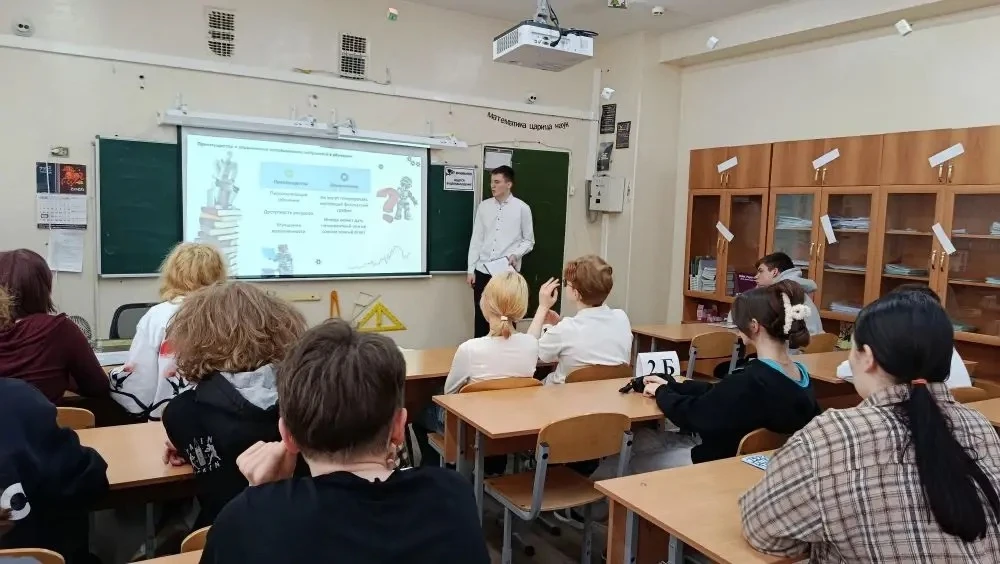 🧠 Искусственный интеллект в физике: новые горизонты обучения На днях в 8 Б классе прошёл классный ча