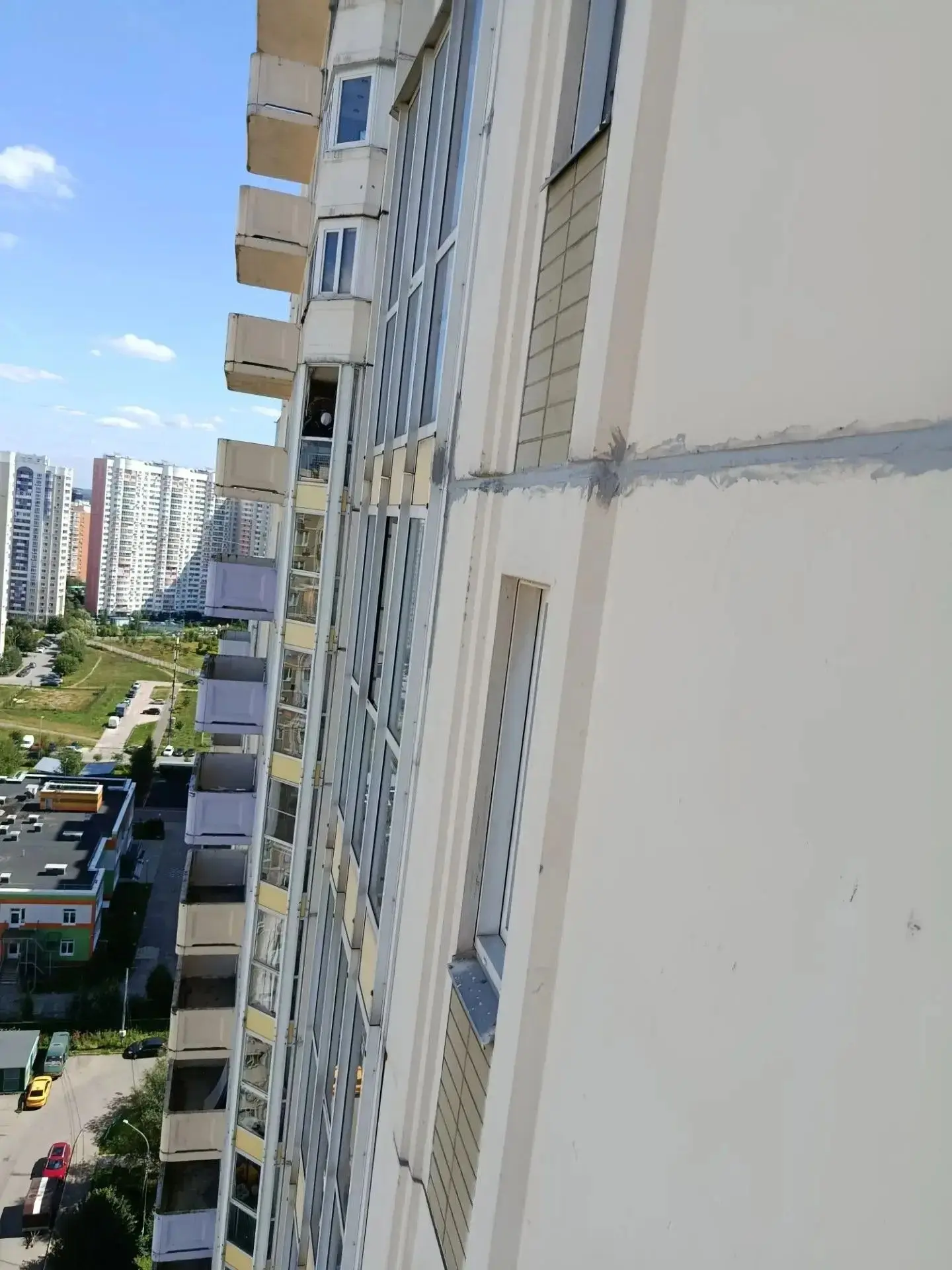 🏡🛠️Наши промышленные альпинисты продолжают ремонт межпанельных швов (МПШ) со сторон ф...