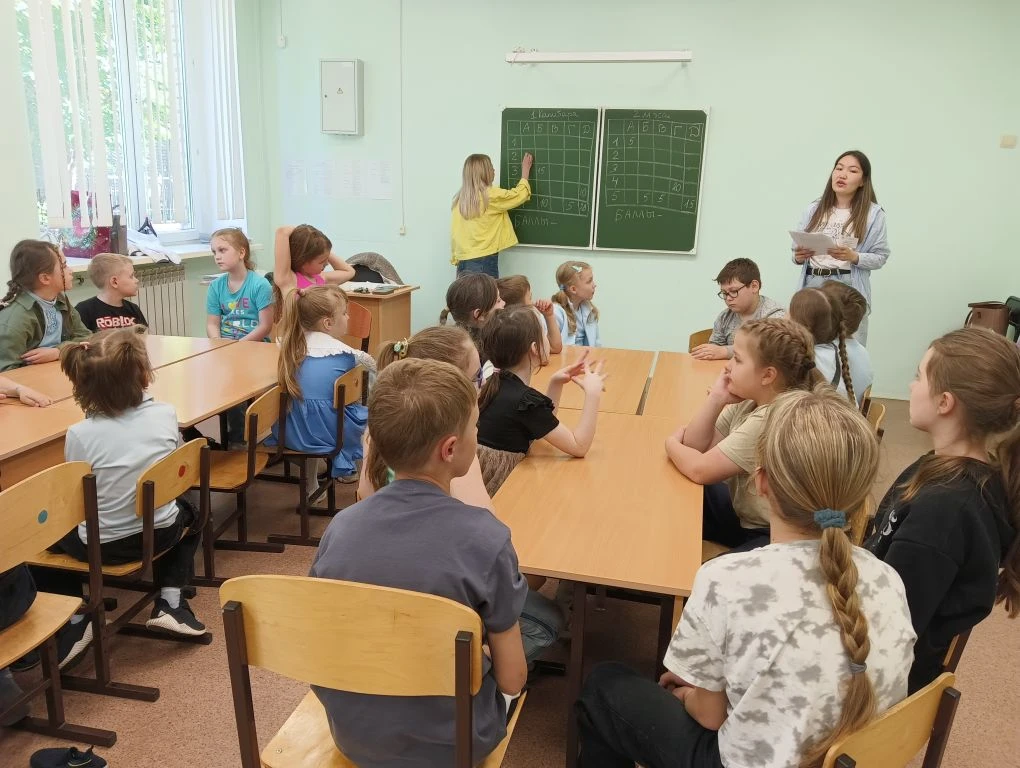 Пришкольный летний лагерь продолжает радовать юных гостей яркими событиями.