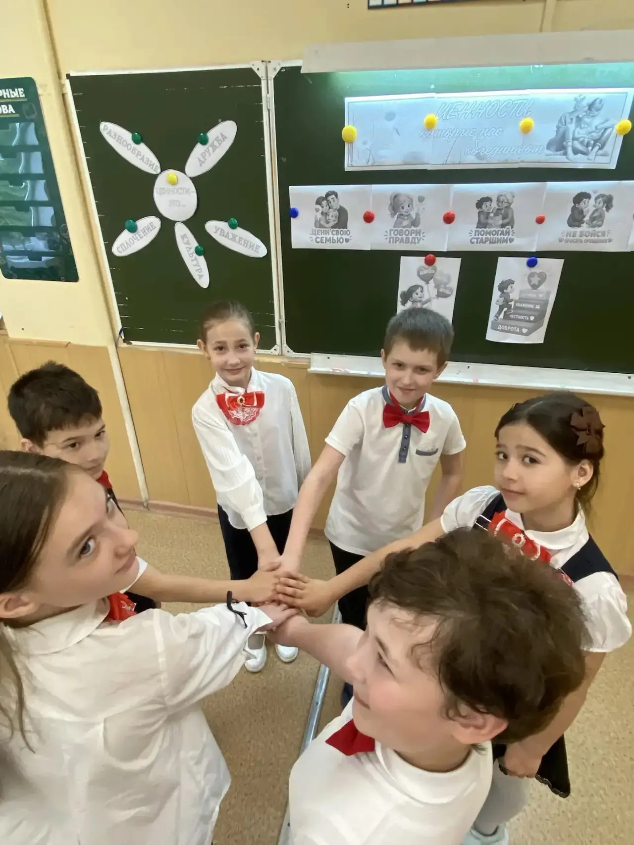 В МБОУ «Школа 110» стартовала новая учебная неделя с торжественной линейки. Юнармейцы с гордостью вы