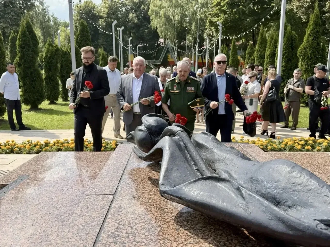 В День ветеранов боевых действий в парке Памяти у мемориала «Черный тюльпан» в Наро-Фом...